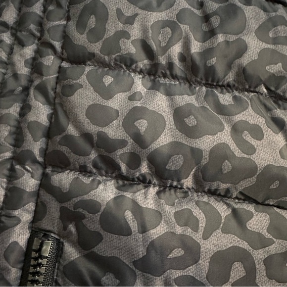 NWT Women’s Tribal Reversible Leopard and Grey Puffer Vest! - Picture 2 of 7